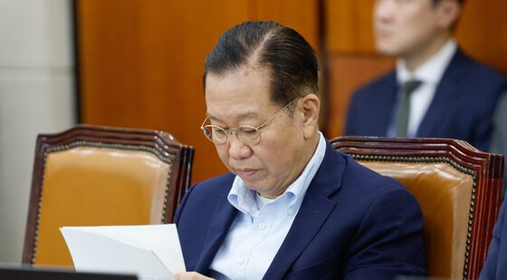 자료 살피는 권영세 의원