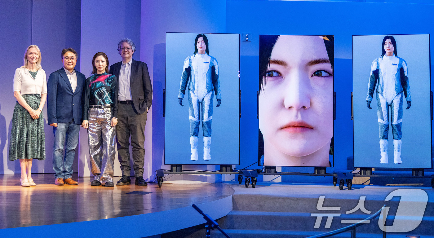 (서울=뉴스1) = LG전자는 LG 올레드 TV가 최근 美 뉴욕 구겐하임 미술관에서 열린 세계적인 아티스트 김아영 작가의 작품 설명회에서 예술 작품을 생생하게 담는 디지털 캔버스로 …