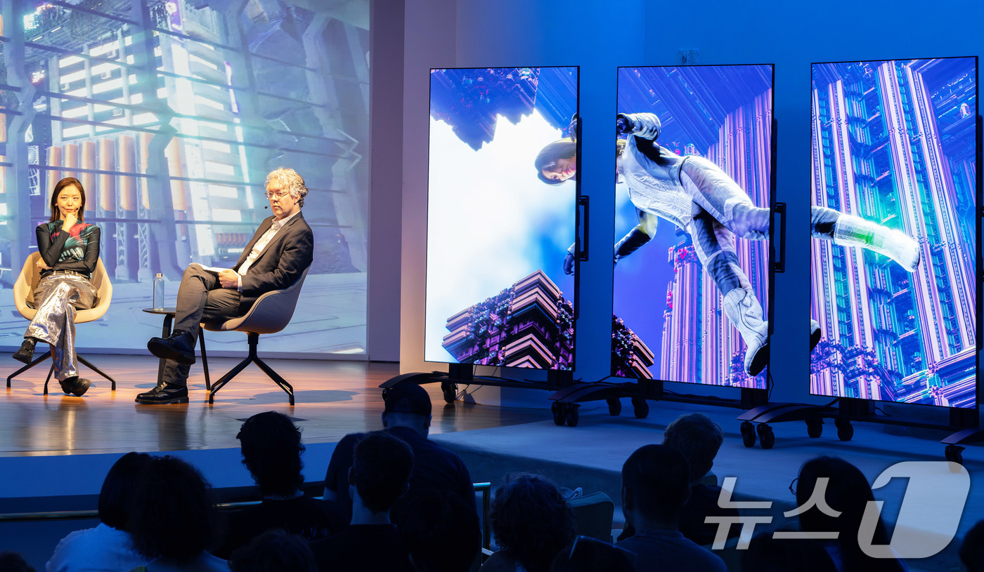 (서울=뉴스1) = LG전자는 LG 올레드 TV가 최근 美 뉴욕 구겐하임 미술관에서 열린 세계적인 아티스트 김아영 작가의 작품 설명회에서 예술 작품을 생생하게 담는 디지털 캔버스로 …