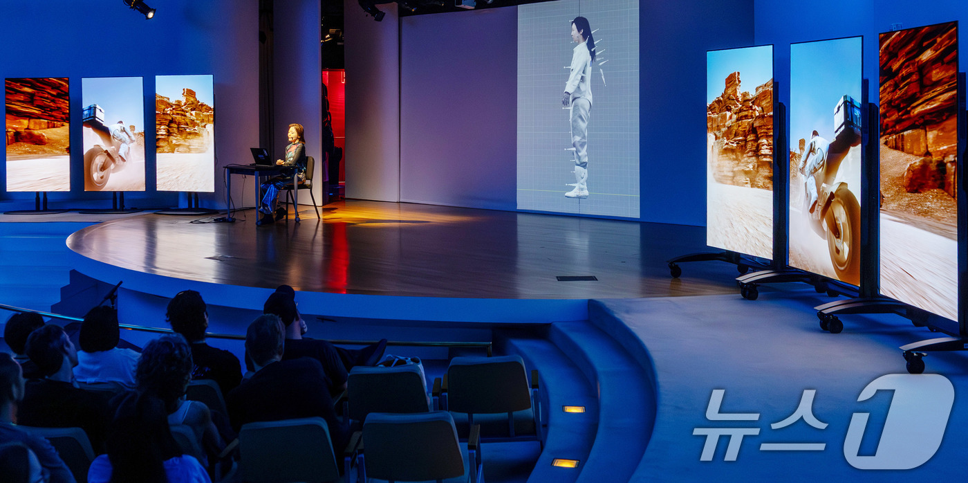 (서울=뉴스1) = LG전자는 LG 올레드 TV가 최근 美 뉴욕 구겐하임 미술관에서 열린 세계적인 아티스트 김아영 작가의 작품 설명회에서 예술 작품을 생생하게 담는 디지털 캔버스로 …