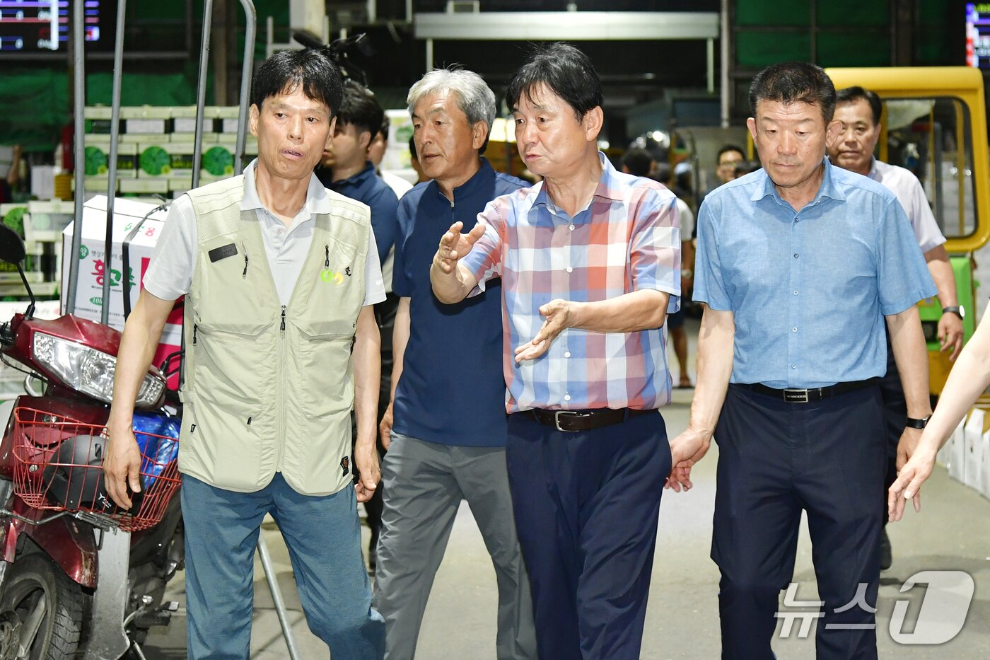 본문 이미지 -  최문순 화천군수가 지난 8일 밤 서울 가락동 농수산물 도매시장을 찾아 화천산 오이와 애호박 유통 현황을 점검하고 있다.(화천군 제공, 재판매 및 DB금지)