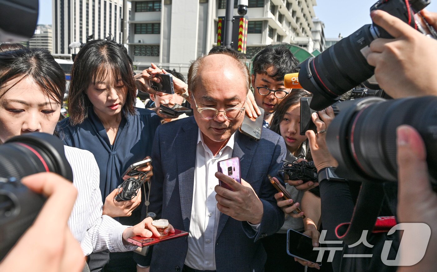 본문 이미지 - 정창래 전 삼부토건 대표가 9일 오전 서울 종로구 KT광화문빌딩에 마련된 김건희 특검에서 삼부토건 주가 조작 사건과 관련한 피의자 조사를 받기 위해 출석하고 있다. &#40;공동취재&#41; 2025.7.9/뉴스1 ⓒ News1 오대일 기자