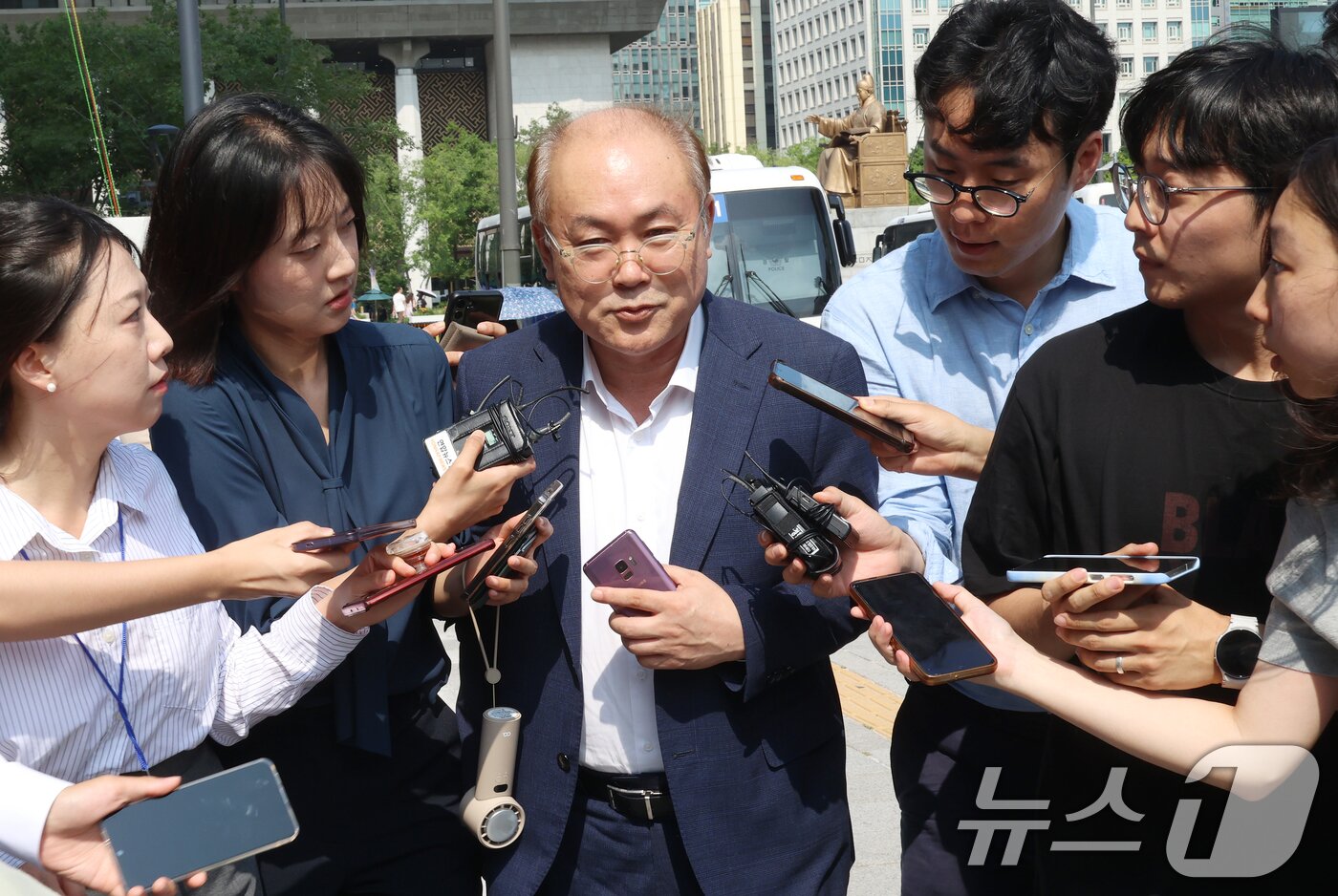 본문 이미지 - 정창래 전 삼부토건 대표가 9일 오전 서울 종로구 KT광화문빌딩에 마련된 김건희 특검에서 삼부토건 주가 조작 사건과 관련한 피의자 조사를 받기 위해 출석하고 있다. &#40;공동취재&#41; 2025.7.9/뉴스1 ⓒ News1 오대일 기자