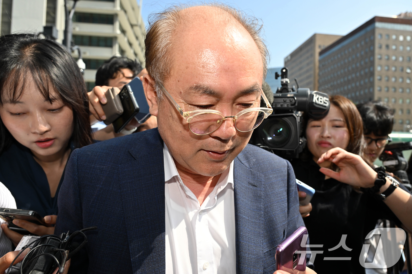 (서울=뉴스1) 오대일 기자 = 정창래 전 삼부토건 대표가 9일 오전 서울 종로구 KT광화문빌딩에 마련된 김건희 특검에서 삼부토건 주가 조작 사건과 관련한 피의자 조사를 받기 위해 …