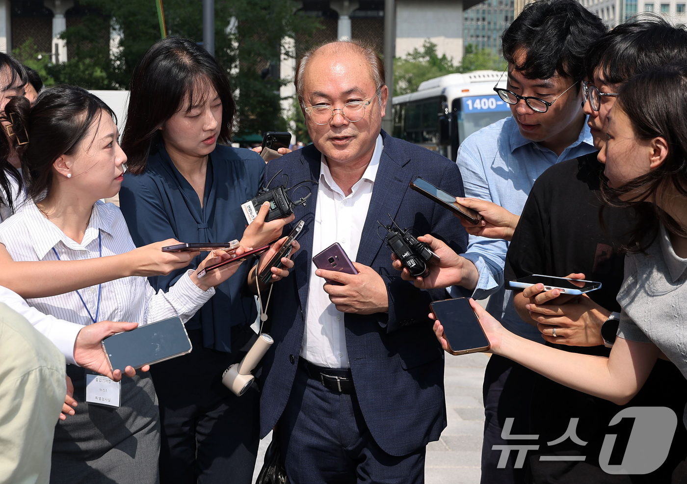 (서울=뉴스1) 오대일 기자 = 정창래 전 삼부토건 대표가 9일 오전 서울 종로구 KT광화문빌딩에 마련된 김건희 특검에서 삼부토건 주가 조작 사건과 관련한 피의자 조사를 받기 위해 …
