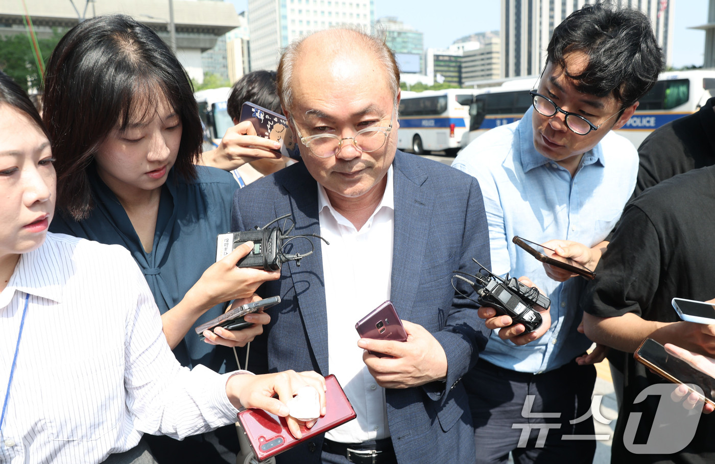 (서울=뉴스1) 오대일 기자 = 정창래 전 삼부토건 대표가 9일 오전 서울 종로구 KT광화문빌딩에 마련된 김건희 특검에서 삼부토건 주가 조작 사건과 관련한 피의자 조사를 받기 위해 …