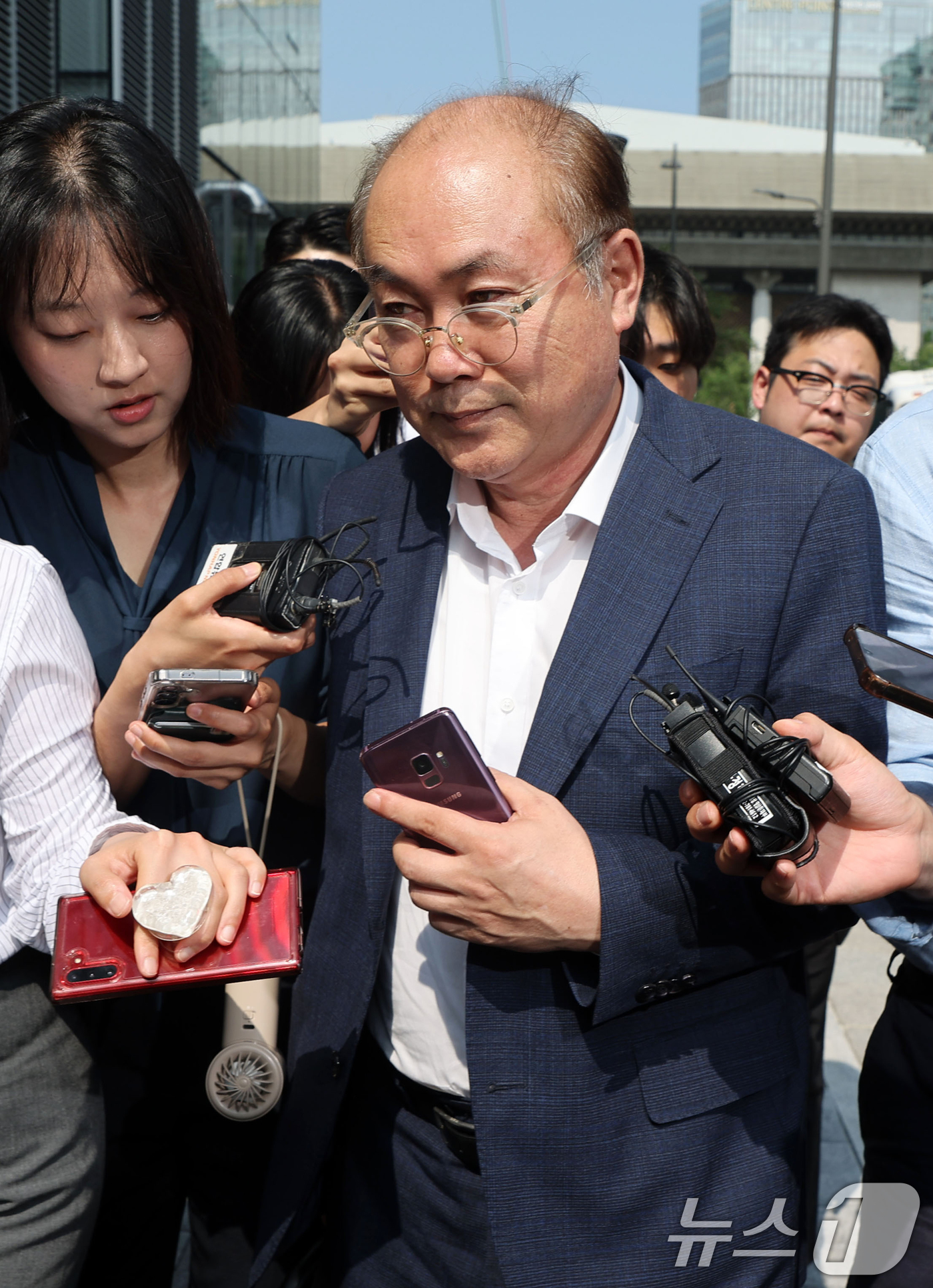(서울=뉴스1) 오대일 기자 = 정창래 전 삼부토건 대표가 9일 오전 서울 종로구 KT광화문빌딩에 마련된 김건희 특검에서 삼부토건 주가 조작 사건과 관련한 피의자 조사를 받기 위해 …