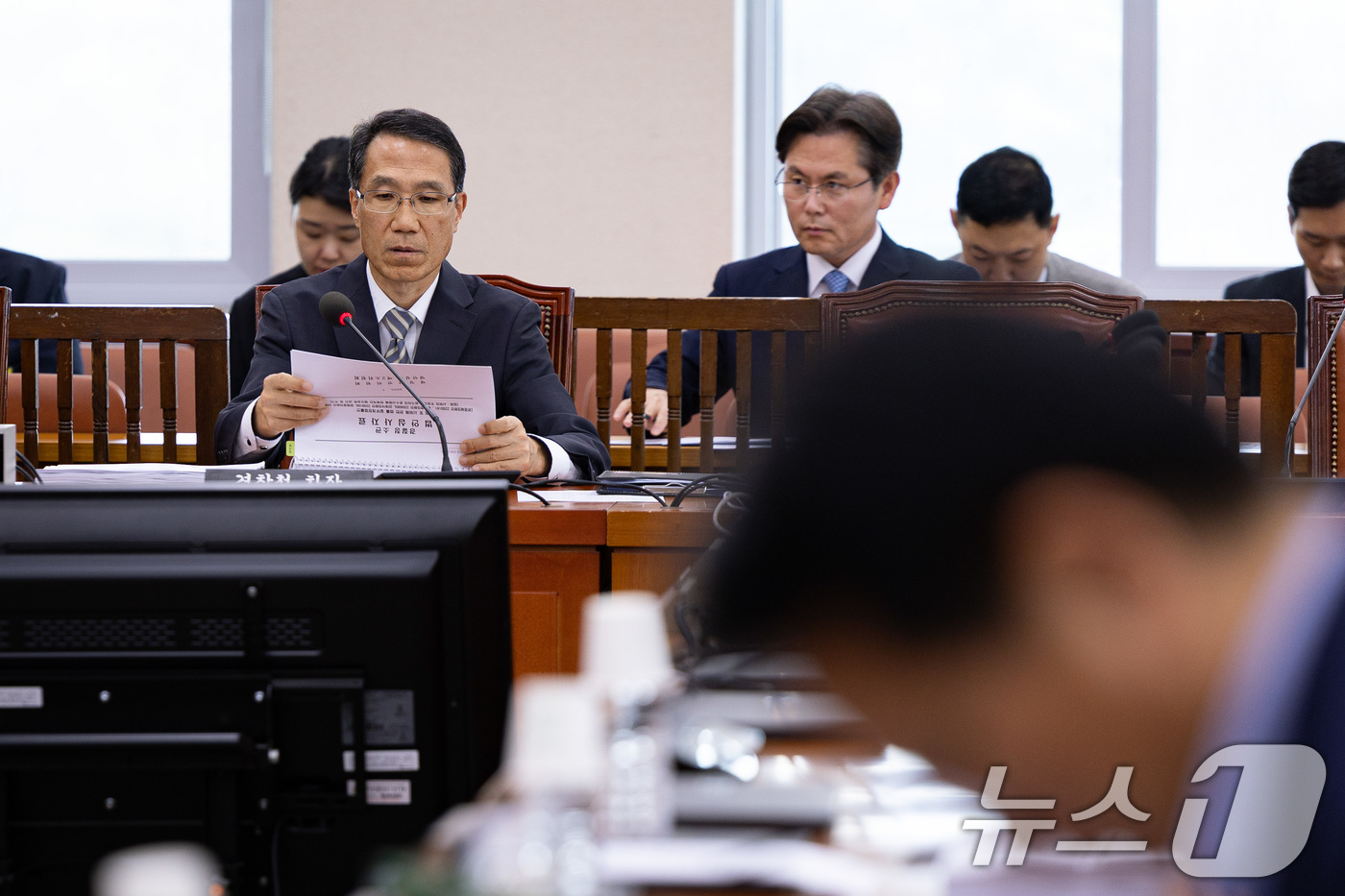 (서울=뉴스1) 유승관 기자 = 유재성 경찰청장 직무대행(경찰청 차장)이 9일 서울 여의도 국회에서 열린 제427회 국회(임시회) 제1차 법안심사제2소위원회에 출석해 자료를 검토하 …