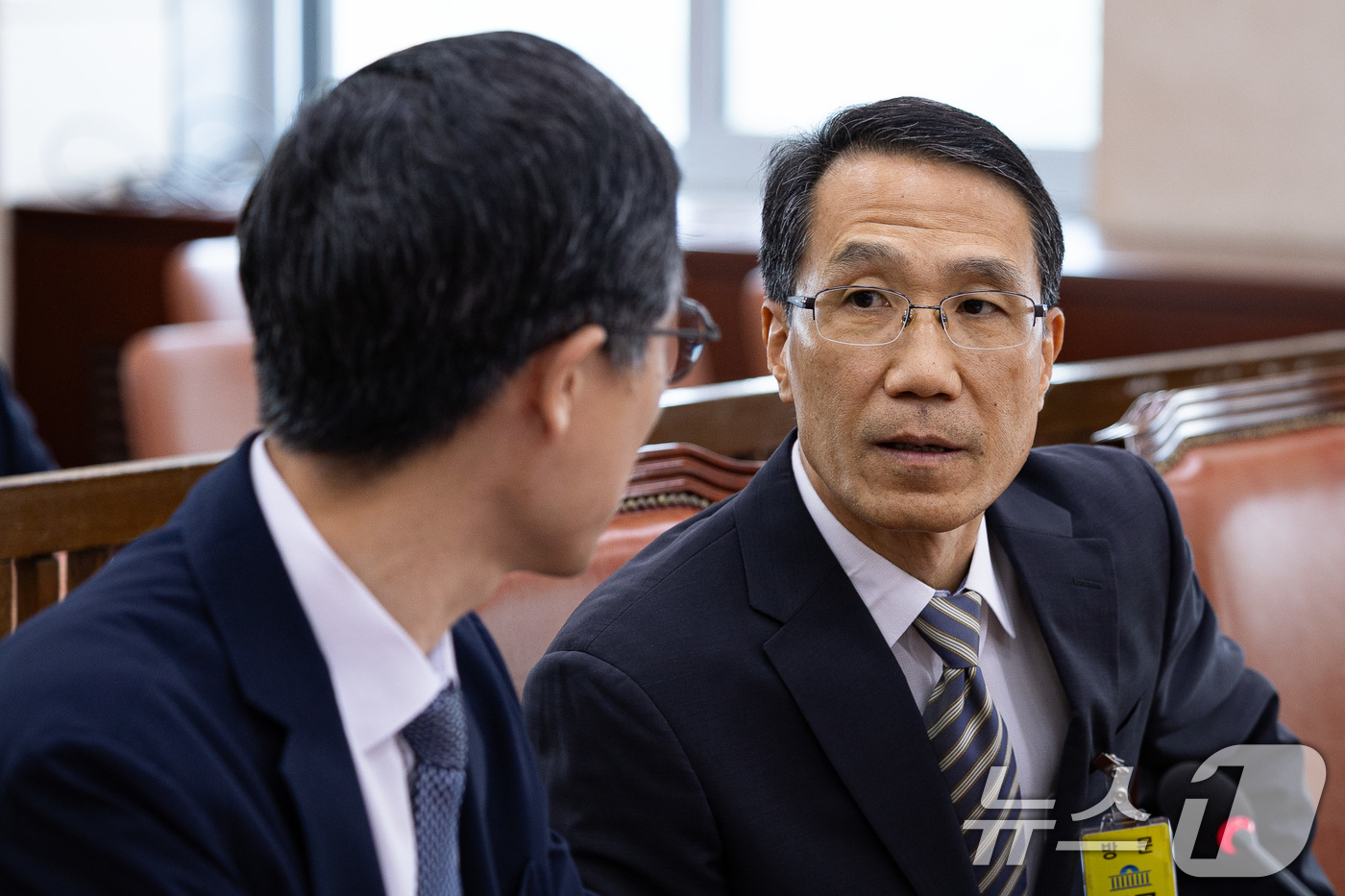 (서울=뉴스1) 유승관 기자 = 유재성 경찰청장 직무대행(경찰청 차장)이 9일 서울 여의도 국회에서 열린 제427회 국회(임시회) 제1차 법안심사제2소위원회에 출석해 관계자와 대화 …