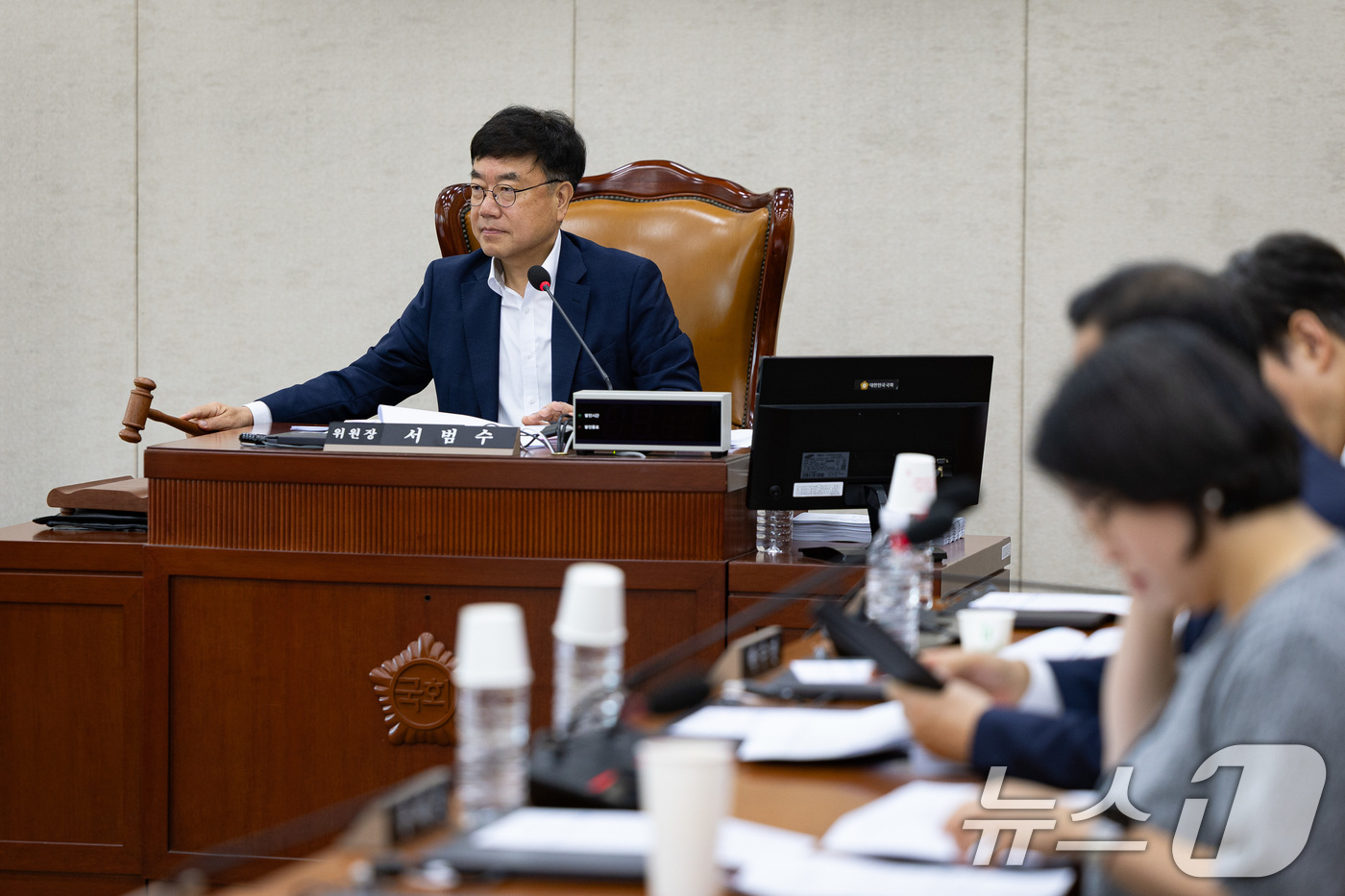 (서울=뉴스1) 유승관 기자 = 서범수 국회 행정안전위원회 법안심사제2소위원장이 9일 서울 여의도 국회에서 열린 제427회 국회(임시회) 제1차 법안심사제2소위원회에서 의사봉을 두 …