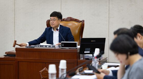 의사봉 두드리는 서범수 행안위 법안심사제2소위원장
