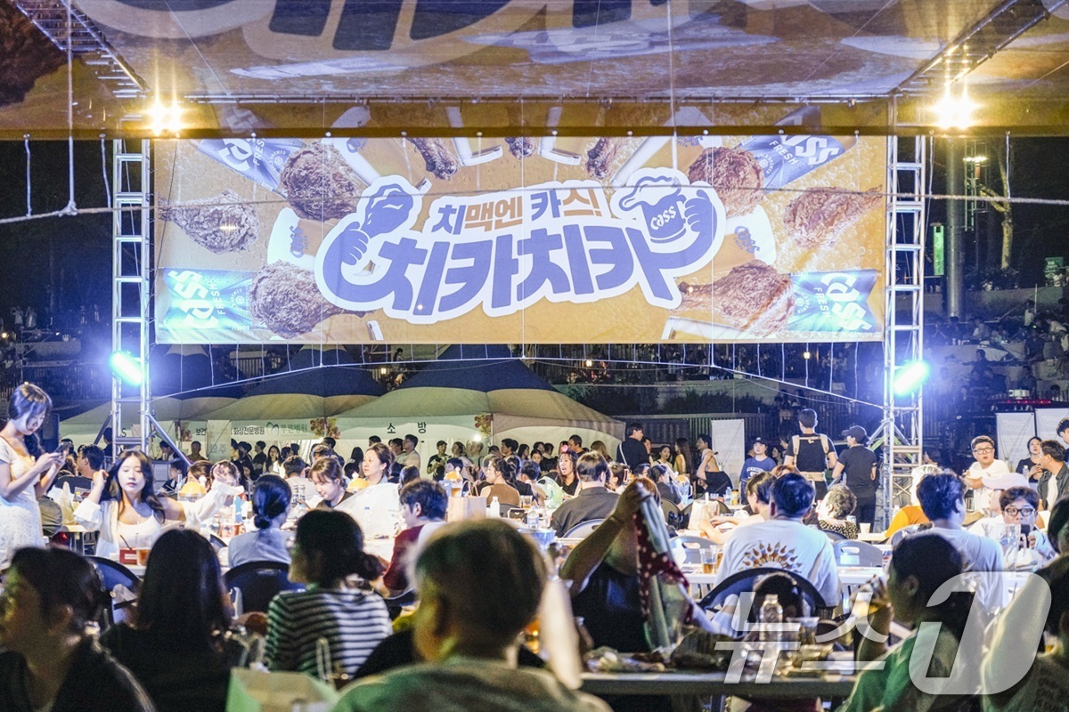 (서울=뉴스1) = 오비맥주 카스는 지난 6일까지 대구 두류공원 일대에서 열린 '2025 대구 치맥 페스티벌'에 공식 맥주 브랜드로 참여했다고 9일 밝혔다.카스 부스를 찾은 방문객 …