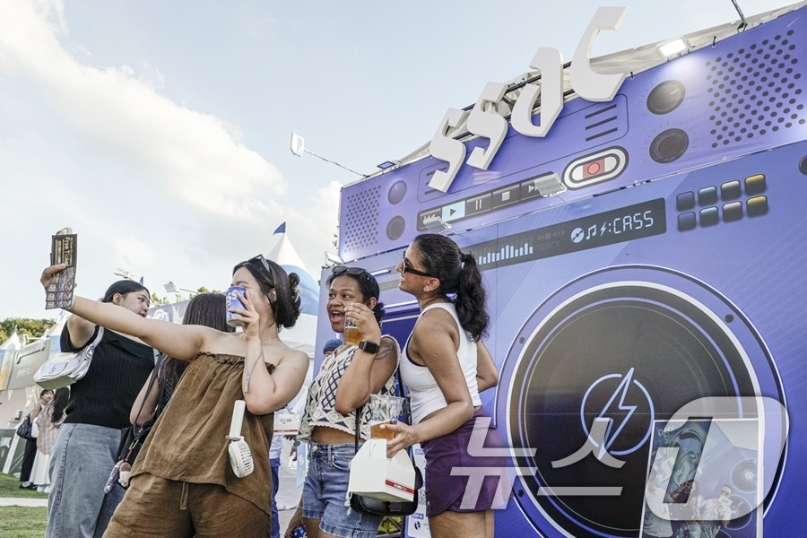 (서울=뉴스1) = 오비맥주 카스는 지난 6일까지 대구 두류공원 일대에서 열린 '2025 대구 치맥 페스티벌'에 공식 맥주 브랜드로 참여했다고 9일 밝혔다.방문객들이 '카스 뮤직 …