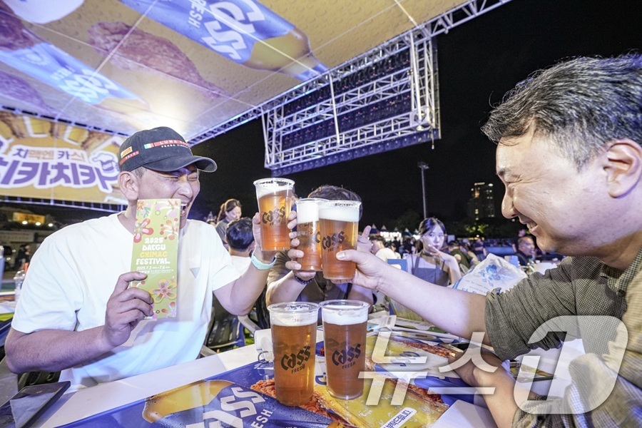 (서울=뉴스1) = 오비맥주 카스는 지난 6일까지 대구 두류공원 일대에서 열린 '2025 대구 치맥 페스티벌'에 공식 맥주 브랜드로 참여했다고 9일 밝혔다.방문객들이 카스 브랜드 …