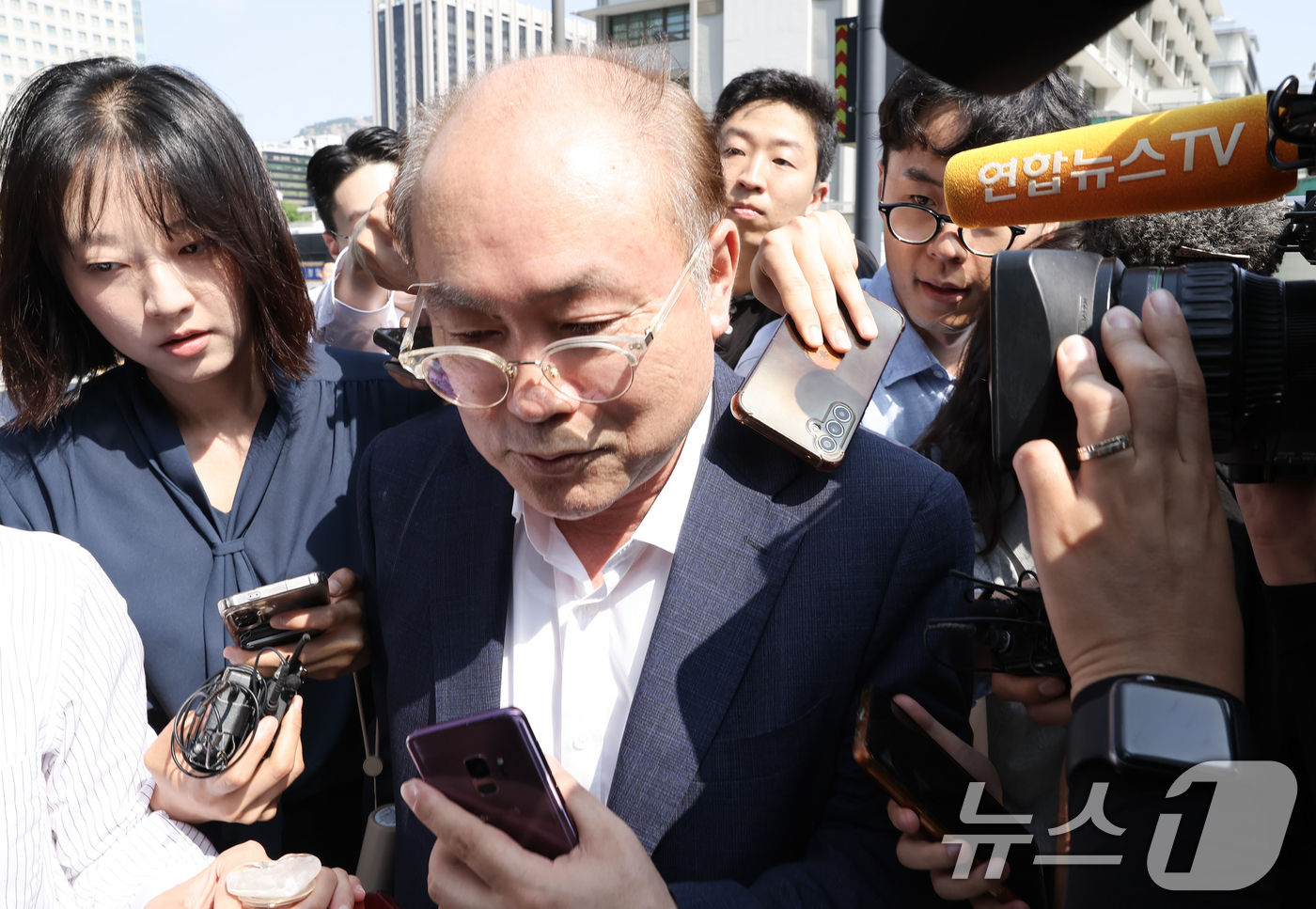 (서울=뉴스1) 오대일 기자 = 정창래 전 삼부토건 대표가 9일 오전 서울 종로구 KT광화문빌딩에 마련된 김건희 특검에서 삼부토건 주가 조작 사건과 관련한 피의자 조사를 받기 위해 …