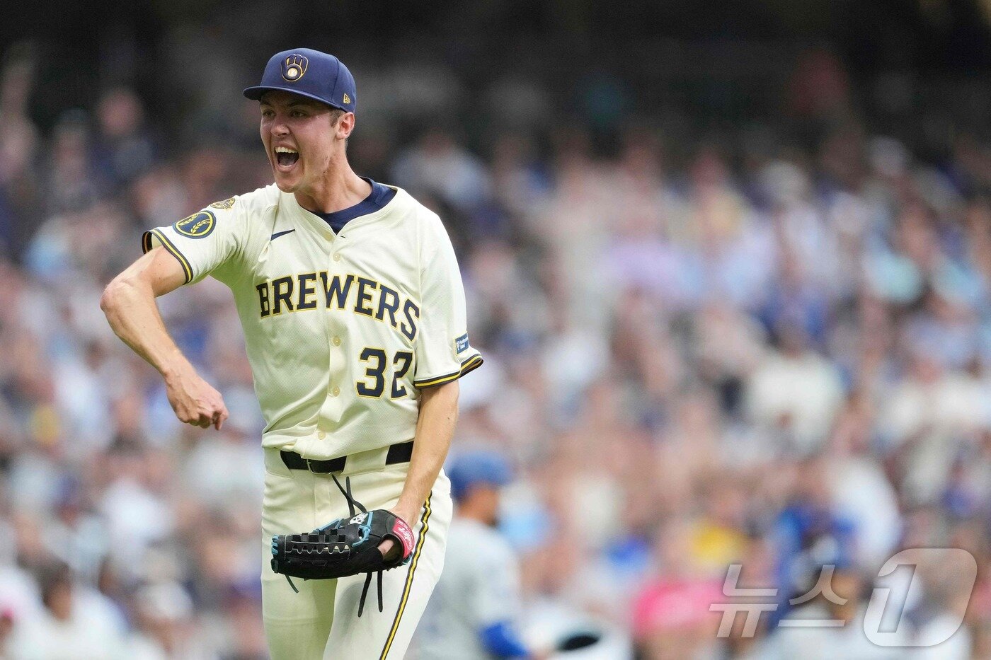 본문 이미지 - 밀워키 브루어스 투수 제이컵 미시오로스키가 9일&#40;한국시간&#41; 열린 2025 메이저리그 LA 다저스전에서 6이닝 동안 삼진 12개를 잡으며 시즌 4승째를 수확했다. ⓒ AFP=뉴스1