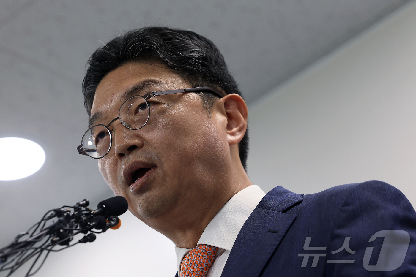 (서울=뉴스1) 박정호 기자 = 이윤수 증권선물위원회 상임위원이 9일 오전 서울 여의도 한국거래소 브리핑룸에서 자본시장 불공정거래 근절 실천방안 합동브리핑을 하고 있다.금융위원회와 …