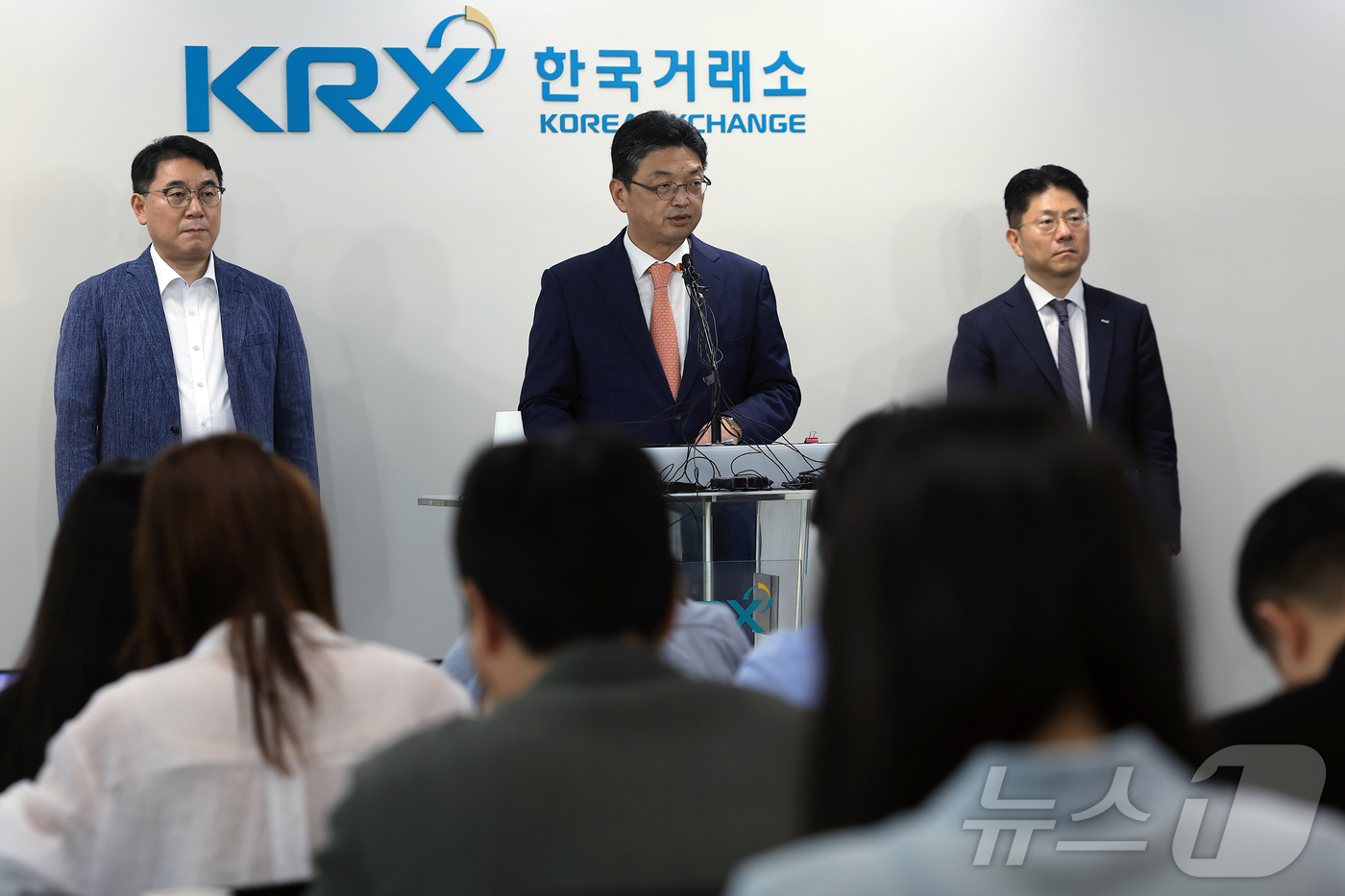 (서울=뉴스1) 박정호 기자 = 이윤수 증권선물위원회 상임위원이 9일 오전 서울 여의도 한국거래소 브리핑룸에서 자본시장 불공정거래 근절 실천방안 합동브리핑을 하고 있다. 왼쪽부터 …