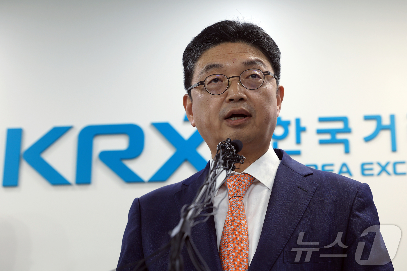 (서울=뉴스1) 박정호 기자 = 이윤수 증권선물위원회 상임위원이 9일 오전 서울 여의도 한국거래소 브리핑룸에서 자본시장 불공정거래 근절 실천방안 합동브리핑을 하고 있다.금융위원회와 …