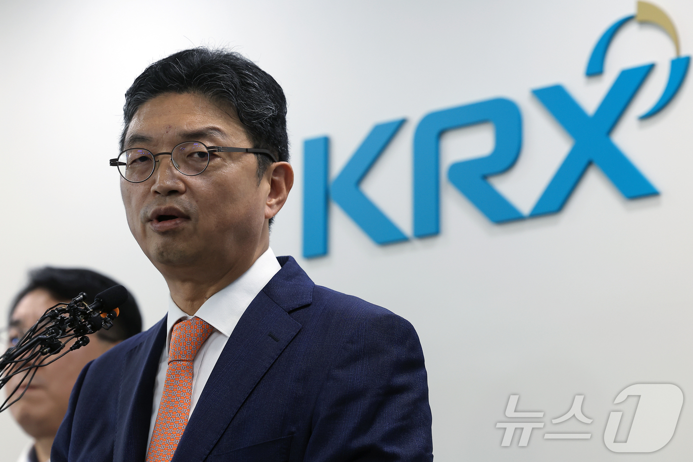 (서울=뉴스1) 박정호 기자 = 이윤수 증권선물위원회 상임위원이 9일 오전 서울 여의도 한국거래소 브리핑룸에서 자본시장 불공정거래 근절 실천방안 합동브리핑을 하고 있다.금융위원회와 …