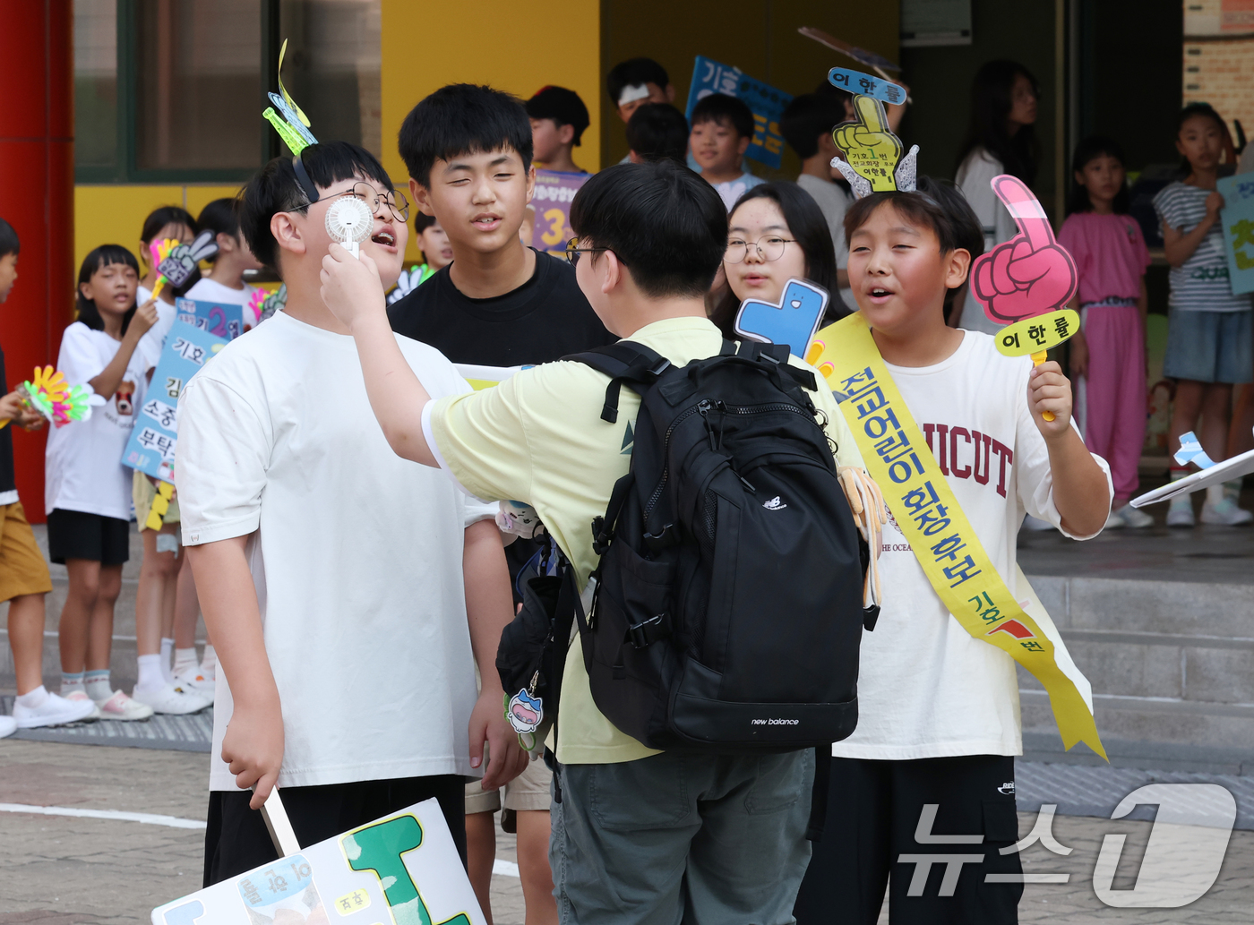 (수원=뉴스1) 김영운 기자 = 9일 오전 경기 수원시 영통구 효동초등학교에서 2학기 학생자치회 임원 선거를 앞두고 학생들이 등굣길 선거운동을 하고 있다. 2025.7.9/뉴스1