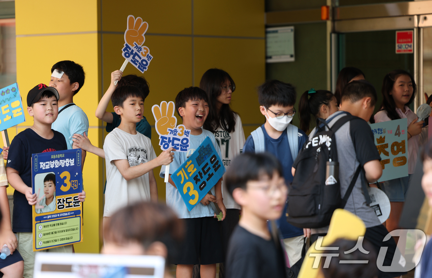 (수원=뉴스1) 김영운 기자 = 9일 오전 경기 수원시 영통구 효동초등학교에서 2학기 학생자치회 임원 선거를 앞두고 학생들이 등굣길 선거운동을 하고 있다. 2025.7.9/뉴스1