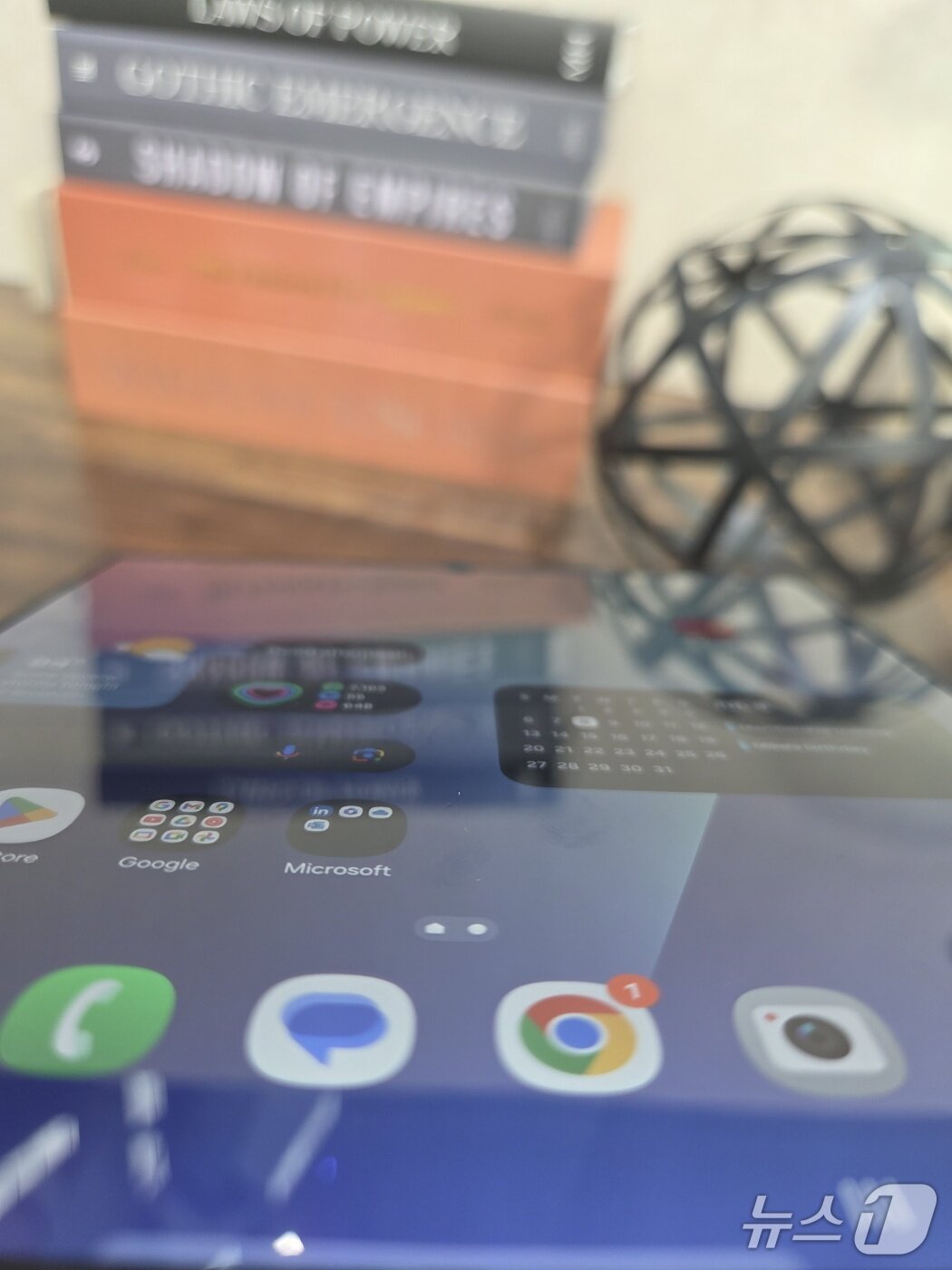 본문 이미지 - 갤럭시Z폴드7은 접힘 부분의 주름도 이제는 거의 느껴지지 않을 정도로 개선된 모습을 보였다. 펼쳐진 갤럭시Z폴드7의 모습.  2025.07.09./뉴스1 ⓒNews1 김정현 기자