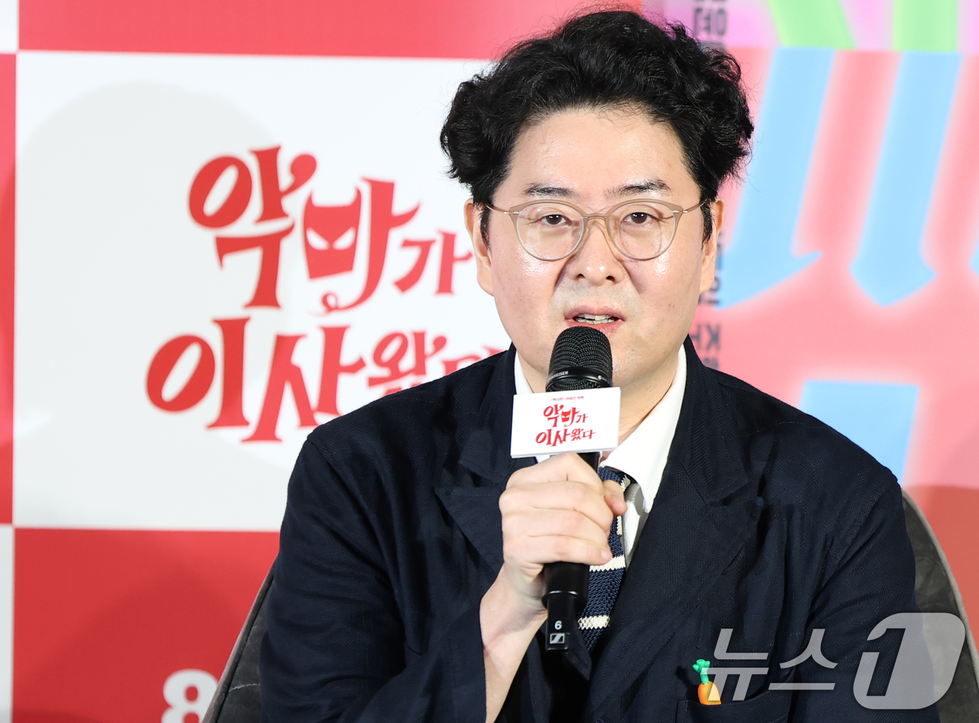 (서울=뉴스1) 권현진 기자 = 이상근 감독이 9일 서울 용산구 CGV용산아이파크몰에서 열린 영화 '악마가 이사왔다‘ 제작보고회에 참석해 인사말을 하고 있다.'악마가 이사왔다'는 …