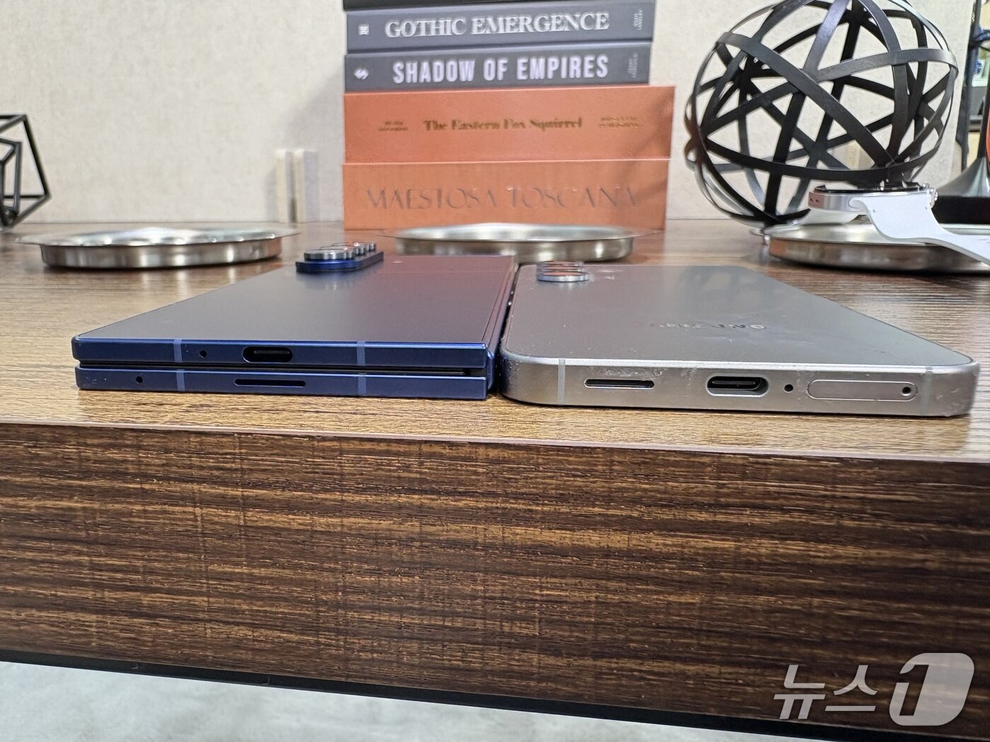 본문 이미지 - 갤럭시Z폴드7&#40;왼쪽&#41;을 접은 상태와 갤럭시S25 비교. 2025.07.09./뉴스1 ⓒNews1 김정현 기자