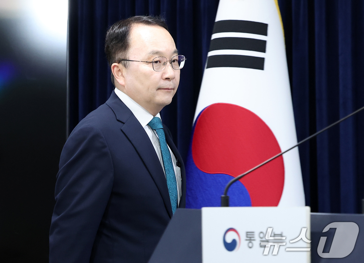 (서울=뉴스1) 김성진 기자 = 구병삼 통일부 대변인이 9일 서울 종로구 정부서울청사에서 동서해 표류 북한 주민 송환 관련 브리핑을 하고 있다.정부는 오전 9시경 이들이 타고 온 …