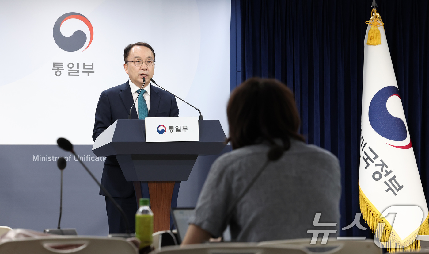 (서울=뉴스1) 김성진 기자 = 구병삼 통일부 대변인이 9일 서울 종로구 정부서울청사에서 동서해 표류 북한 주민 송환 관련 브리핑을 하고 있다.정부는 오전 9시경 이들이 타고 온 …