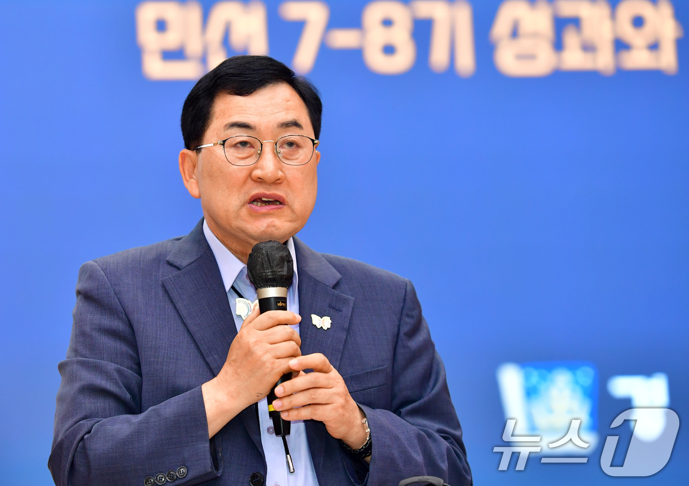 (경주=뉴스1) 최창호 기자 = 주낙영 경북 경주시장이 9일 오전 시청 알천홀에서 열린 민선 8기 3주년 기자회견에서 3개월 앞으로 다가온 'APEC 2025 정상회의' 준비 상황 …