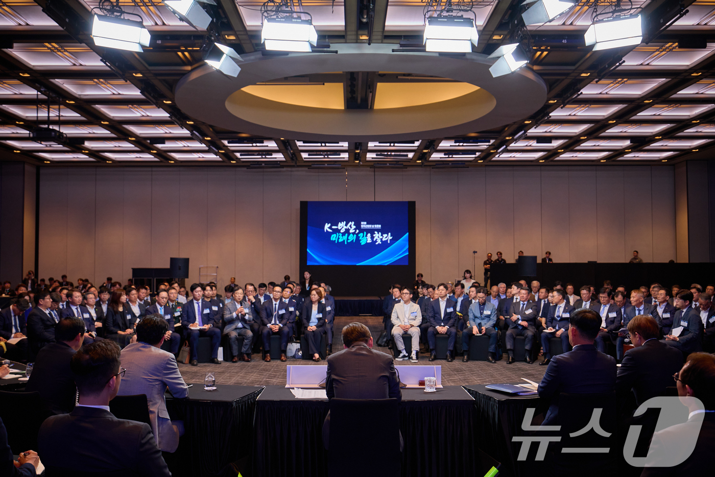 (서울=뉴스1) 허경 기자 = 이재명 대통령이 지난 8일 서울 용산구 그랜드 하얏트 호텔에서 열린 제1회 방위산업의 날 토론회에 참석해 있다. (이재명 대통령 SNS. 재판매 및 …