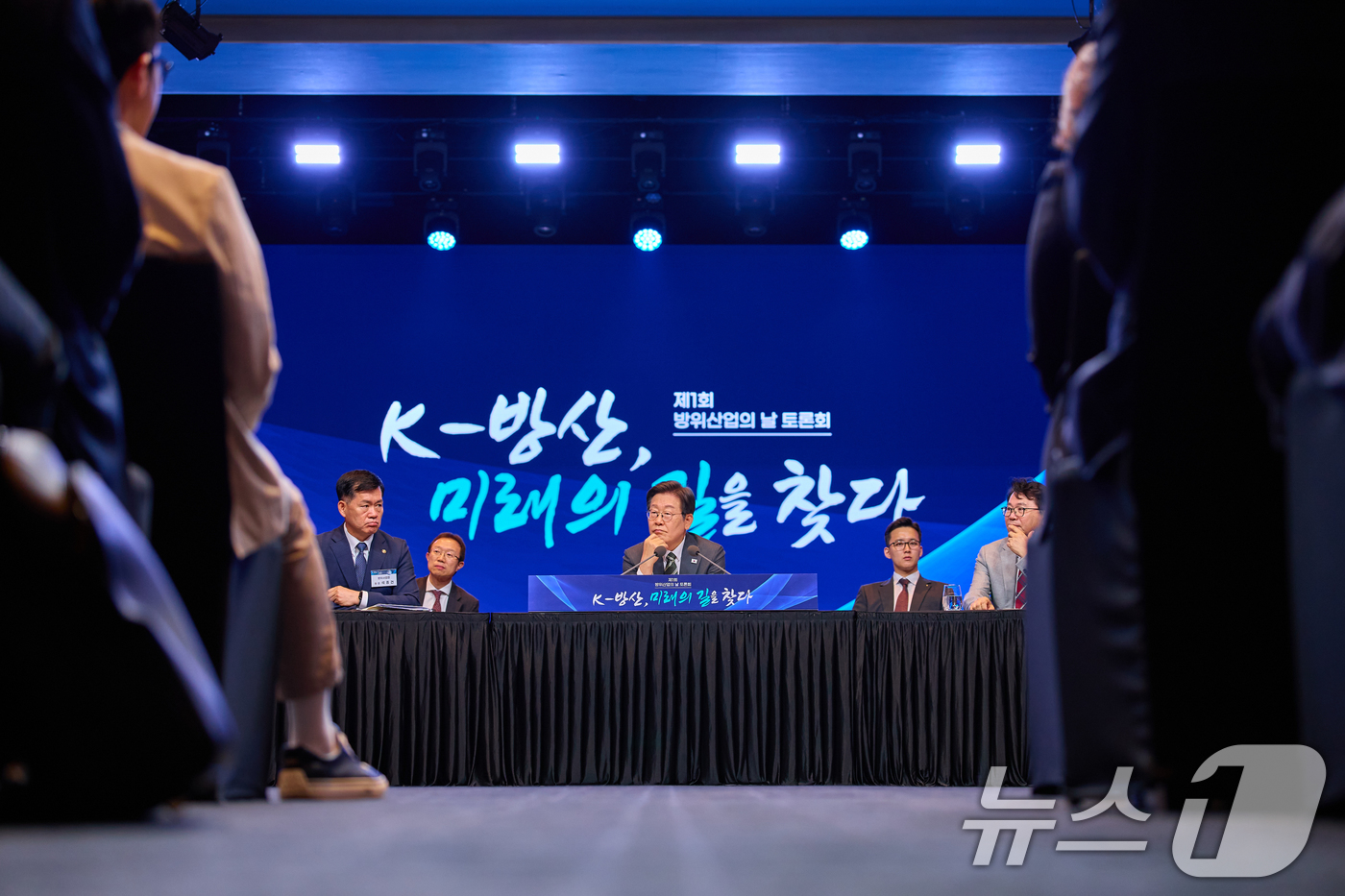 (서울=뉴스1) 허경 기자 = 이재명 대통령이 지난 8일 서울 용산구 그랜드 하얏트 호텔에서 열린 제1회 방위산업의 날 토론회에 참석해 있다. (이재명 대통령 SNS. 재판매 및 …