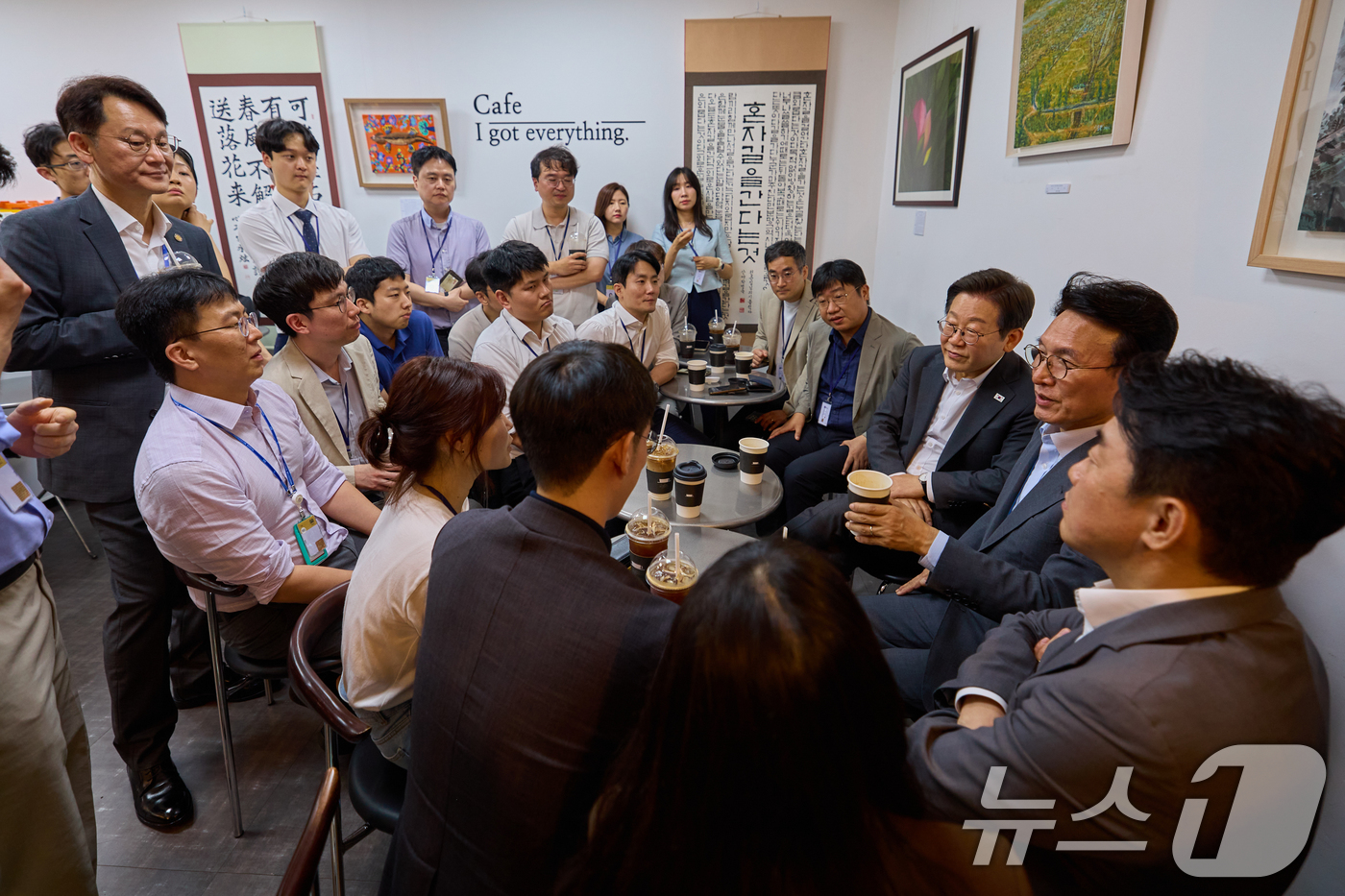 (서울=뉴스1) 허경 기자 = 이재명 대통령과 김민석 국무총리, 강훈식 대통령비서실장이 지난 8일 용산 대통령실 직원식당에서 식사 후 매점에서 만난 기자들과 차담회를 하고 있다. …