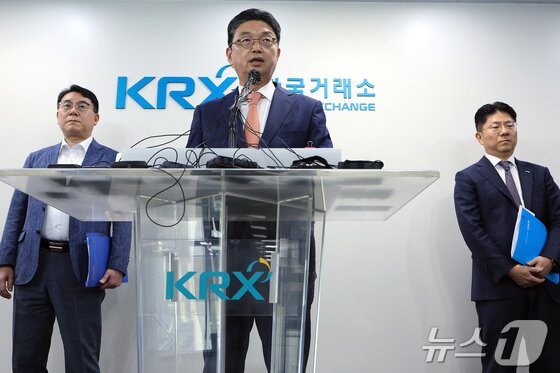 본문 이미지 - 이윤수 증권선물위원회 상임위원이 9일 오전 서울 여의도 한국거래소 브리핑룸에서 자본시장 불공정거래 근절 실천방안 합동브리핑을 하고 있다. 왼쪽부터 이승우 금융감독원 부원장, 이 상임위원, 김홍식 한국거래소 시장감시위원장. 2025.7.9/뉴스1 ⓒ News1 박정호 기자