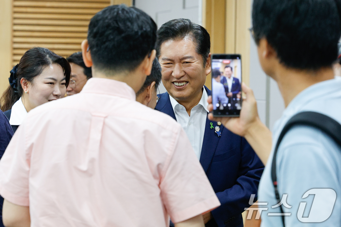 (서울=뉴스1) 안은나 기자 = 더불어민주당 당대표에 도전하는 정청래 의원이 9일 서울 여의도 국회의원회관에서 열린 당원주권 정당개혁 토론회에서 참석자들과 인사를 나누고 있다. 2 …