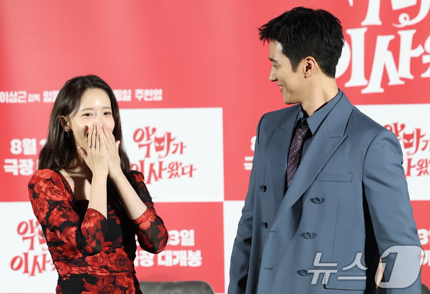 본문 이미지 - 배우 임윤아와 안보현(오른쪽)이 9일 서울 용산구 CGV용산아이파크몰에서 열린 영화 '악마가 이사왔다‘(감독 이상근) 제작보고회에 참석해 미소를 짓고 있다. '악마가 이사왔다'는 새벽마다 악마로 깨어나는 선지(임윤아 분)를 감시하는 기상천외한 아르바이트를 하게 된 청년 백수 길구(안보현 분)의 영혼 탈탈 털리는 이야기를 담은 악마 들린 코미디다. 2025.7.9/뉴스1 ⓒ News1 권현진 기자