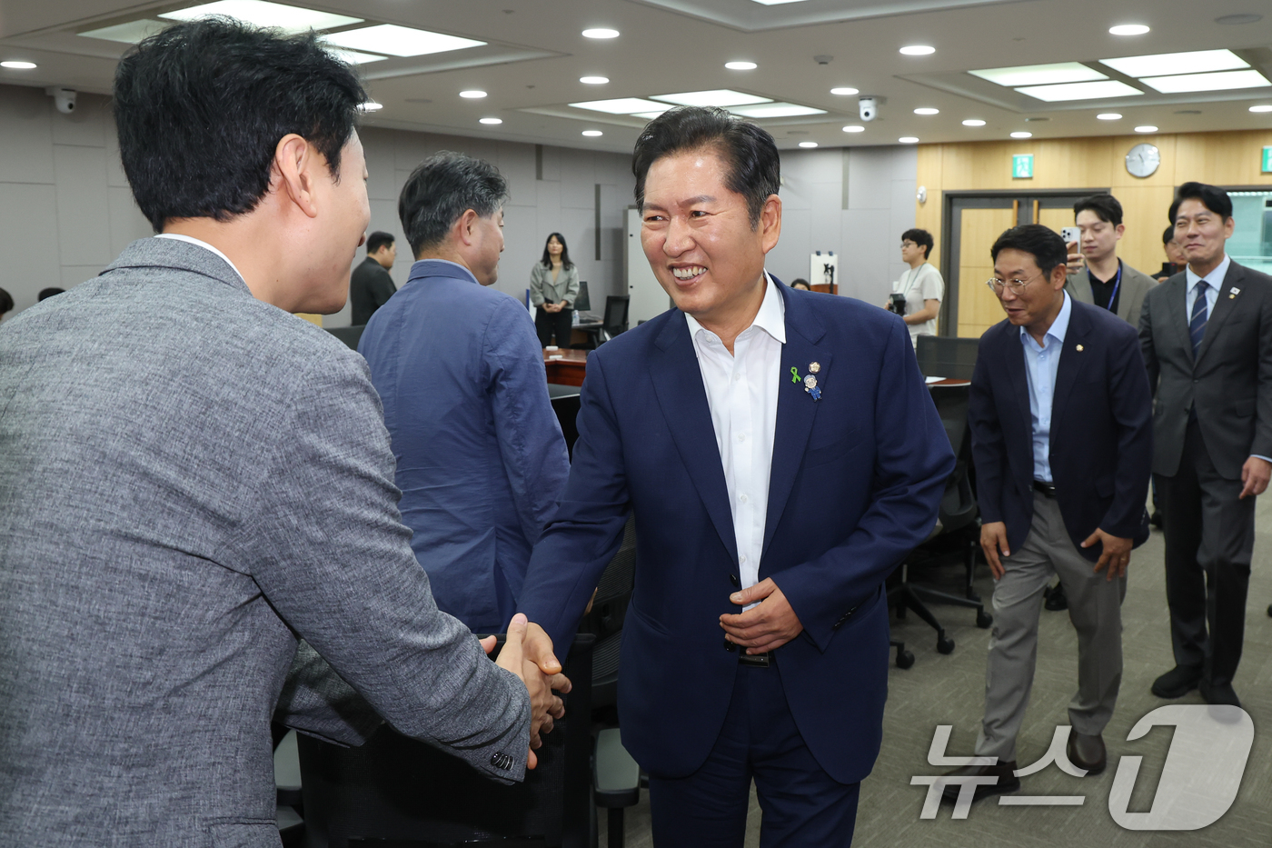 (서울=뉴스1) 안은나 기자 = 더불어민주당 당대표에 도전하는 정청래 의원이 9일 서울 여의도 국회의원회관에서 열린 당원주권 정당개혁 토론회에서 참석자들과 인사를 나누고 있다. 2 …