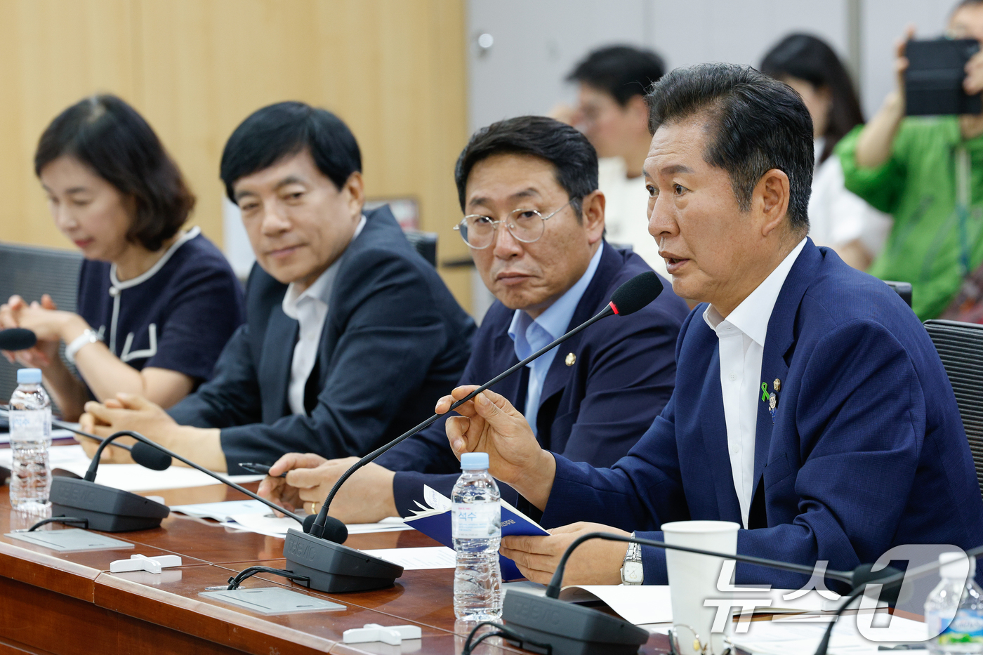 (서울=뉴스1) 안은나 기자 = 더불어민주당 당대표에 도전하는 정청래 의원이 9일 서울 여의도 국회의원회관에서 열린 당원주권 정당개혁 토론회에 참석해 인사말을 하고 있다. 2025 …