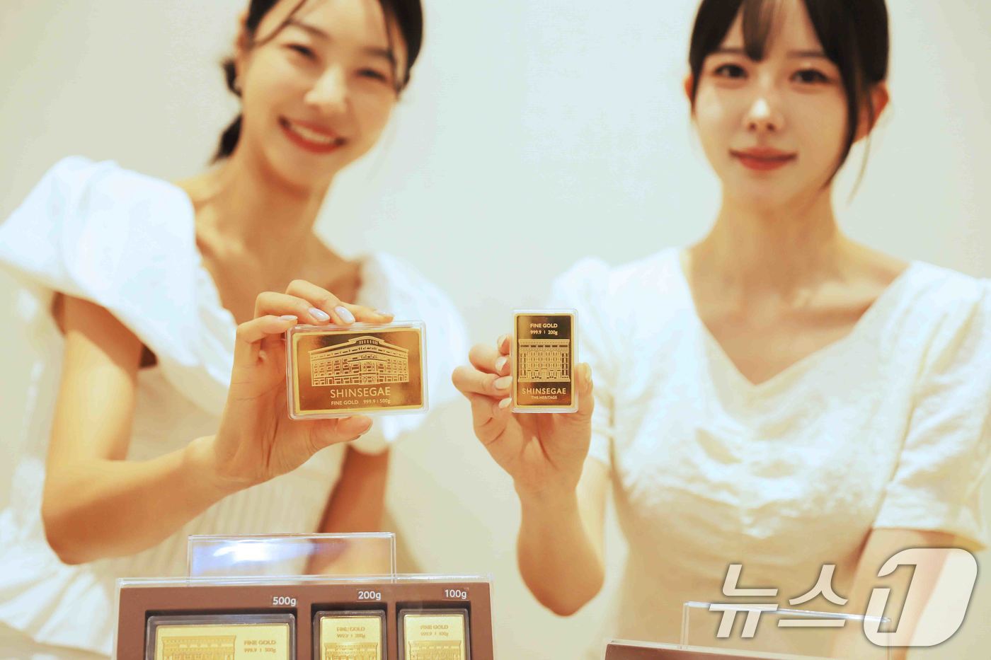 (서울=뉴스1) = 신세계백화점이 대한민국 최초 백화점인 본점 '더 리저브'와 금년 4월 새롭게 오픈한 '더 헤리티지'의 외관 디자인을 담은 특별한 골드바를 출시했다고 9일 밝혔다 …