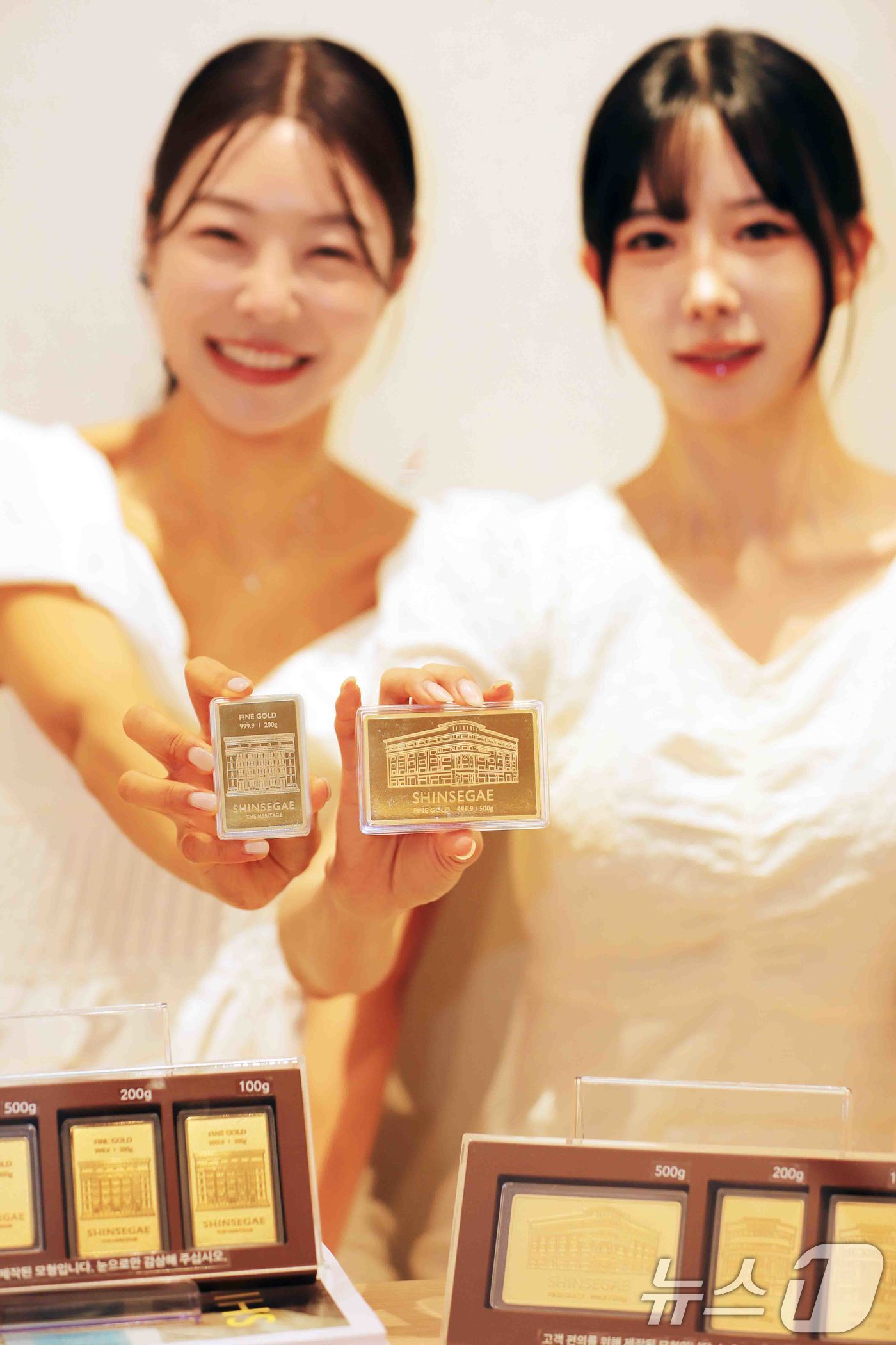 (서울=뉴스1) = 신세계백화점이 대한민국 최초 백화점인 본점 '더 리저브'와 금년 4월 새롭게 오픈한 '더 헤리티지'의 외관 디자인을 담은 특별한 골드바를 출시했다고 9일 밝혔다 …