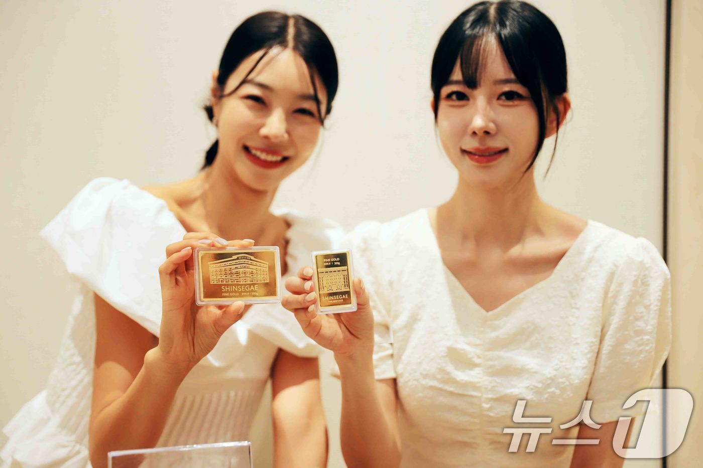 (서울=뉴스1) = 신세계백화점이 대한민국 최초 백화점인 본점 '더 리저브'와 금년 4월 새롭게 오픈한 '더 헤리티지'의 외관 디자인을 담은 특별한 골드바를 출시했다고 9일 밝혔다 …