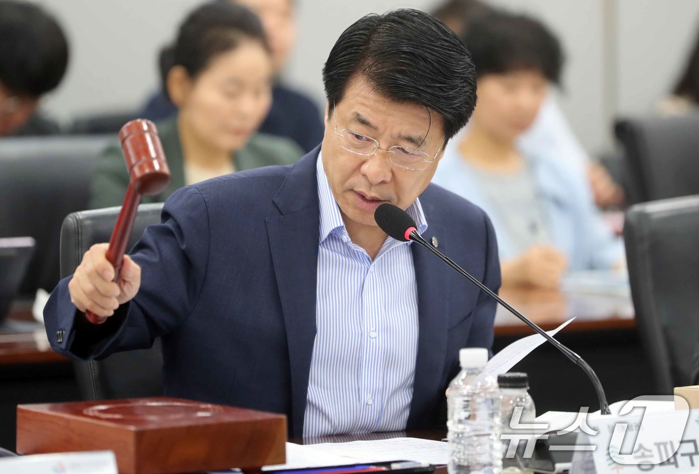 (서울=뉴스1) = 서울특별시구청장협의회 회장 서강석 송파구청장이 9일 서울 중구 서울시청에서 열린 제198차 서울특별시구청장협의회 정기 회의를 주재하며 의사봉을 두드리고 있다. …