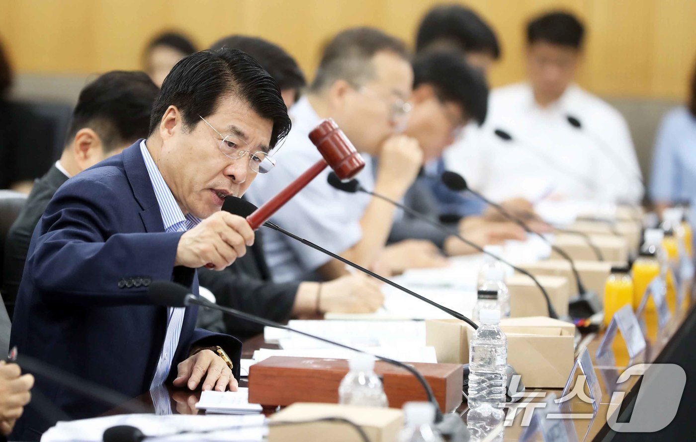 (서울=뉴스1) = 서울특별시구청장협의회 회장 서강석 송파구청장이 9일 서울 중구 서울시청에서 열린 제198차 서울특별시구청장협의회 정기 회의를 주재하며 의사봉을 두드리고 있다. …