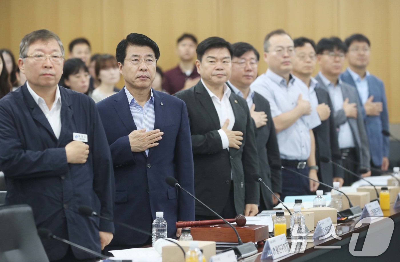 (서울=뉴스1) = 서울특별시구청장협의회 회장 서강석 송파구청장이 9일 서울 중구 서울시청에서 열린 제198차 서울특별시구청장협의회 정기 회의에 앞서 참석자들과 함께 국민의례를 하 …