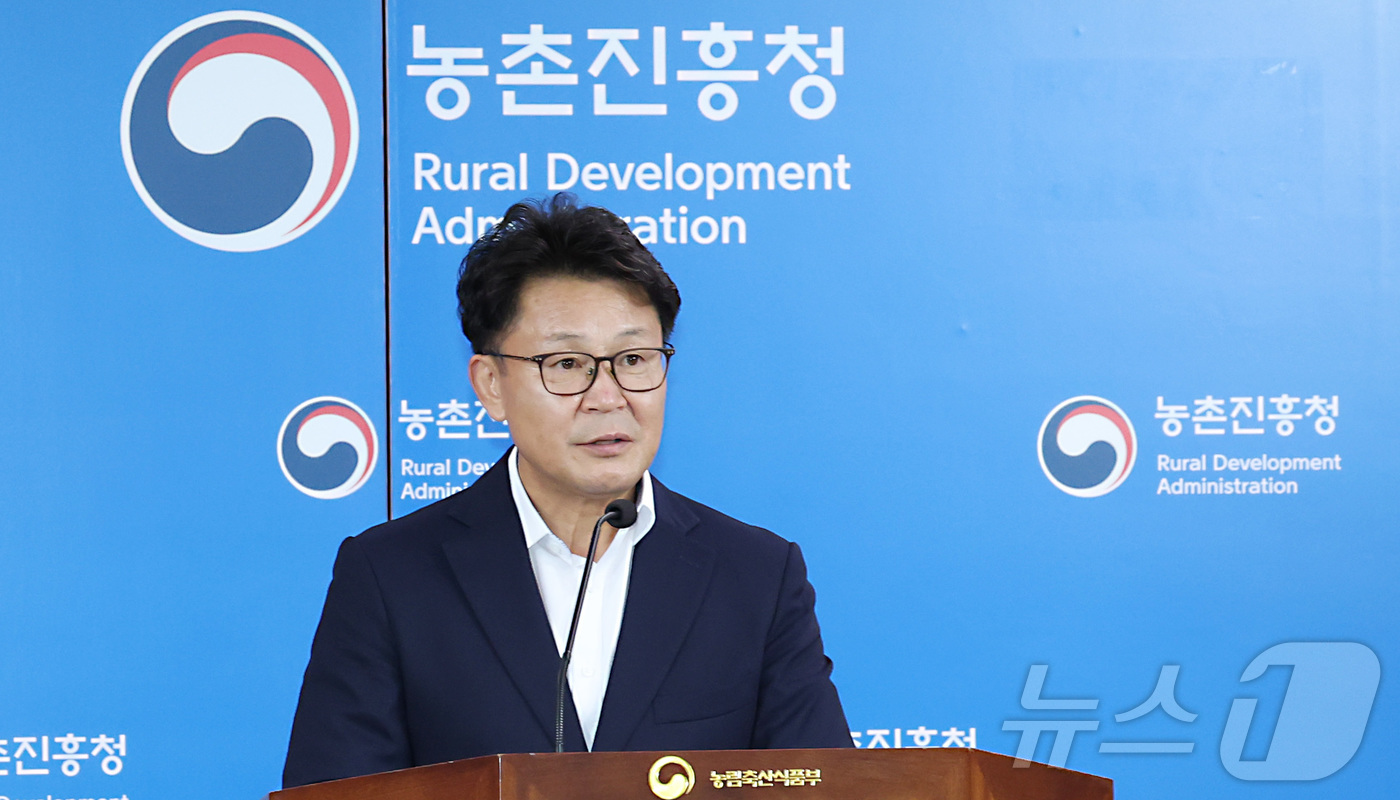 (세종=뉴스1) 김기남 기자 = 김명수 농촌진흥청 국립원예특작과학원장이 9일 세종시 정부세종청사 농림축산식품부에서 농촌진흥청이 최근 개발한 '옐로드림' 등 복숭아 품종 개발 성과 …