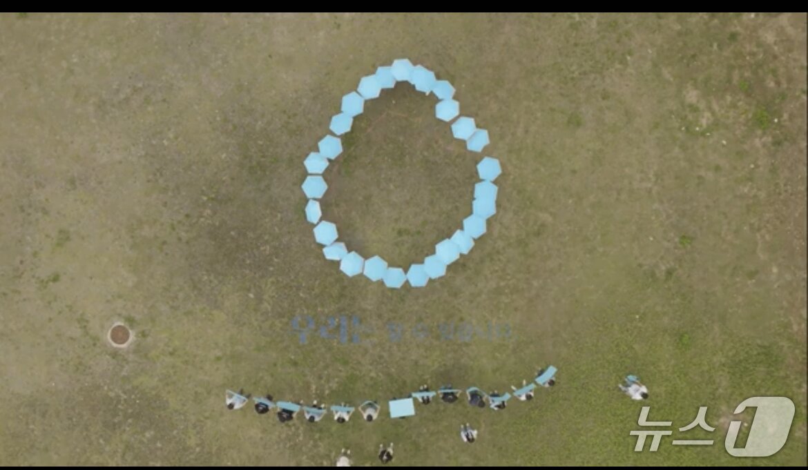 본문 이미지 - 김철규 주무관이 기획한 물 절약 캠페인 영상을 촬영 중인 강릉지역 어린이집 원아들.&#40;어린이집 관계자 제공, 재판매 및 DB 금지&#41; 2025.7.9/뉴스1&#41;