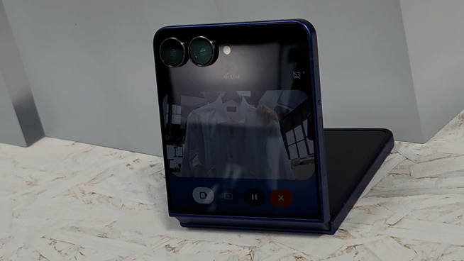 본문 이미지 - 갤럭시Z플립7에서 제미나이 라이브를 통해 옷 추천을 받는 모습2025.07.09./뉴스1 ⓒNews1 김정현 기자