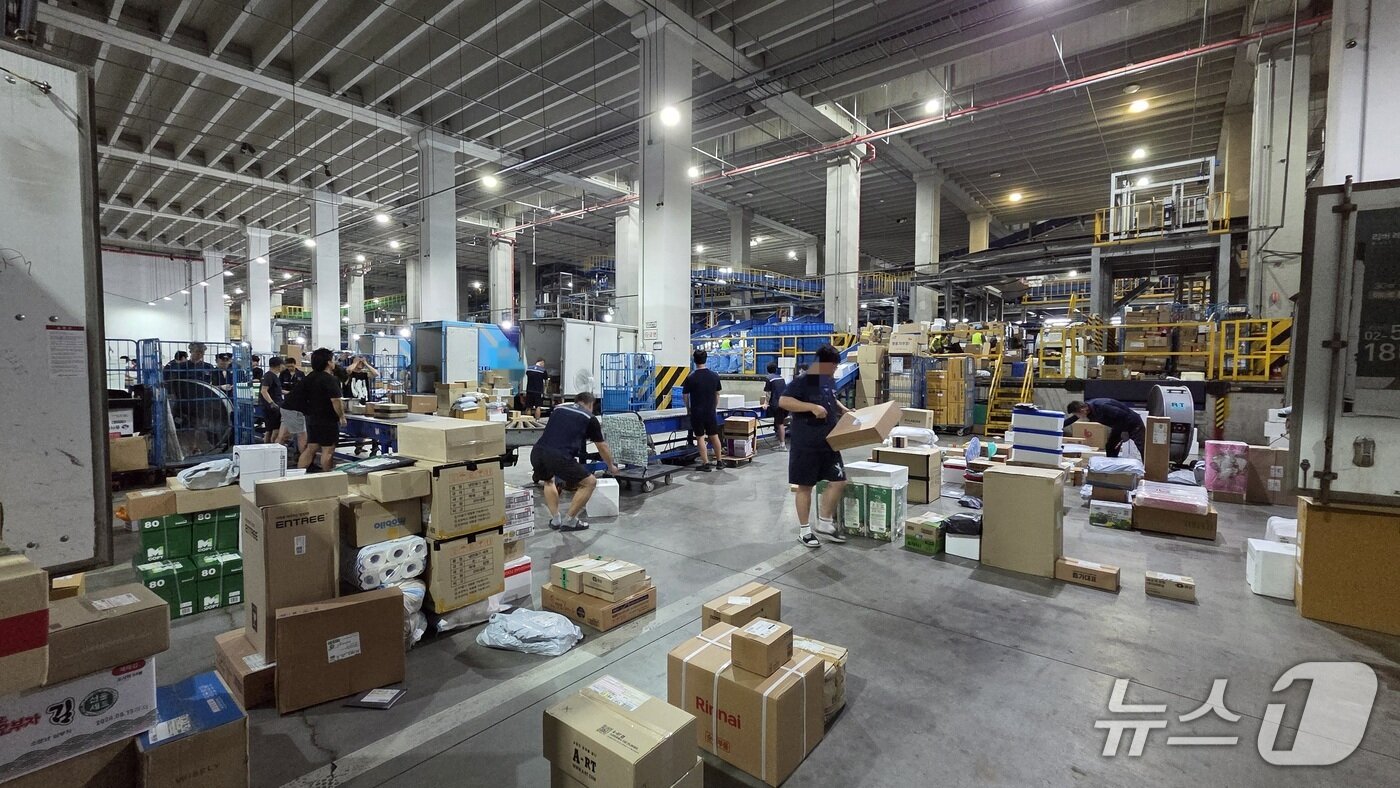 본문 이미지 - 9일 오전 서울 장지동 서울복합물류센터에서 택배기사 및 노동자들이 분류 작업을 하고 있다. 2025.7.9/ⓒ뉴스1 이정후 기자